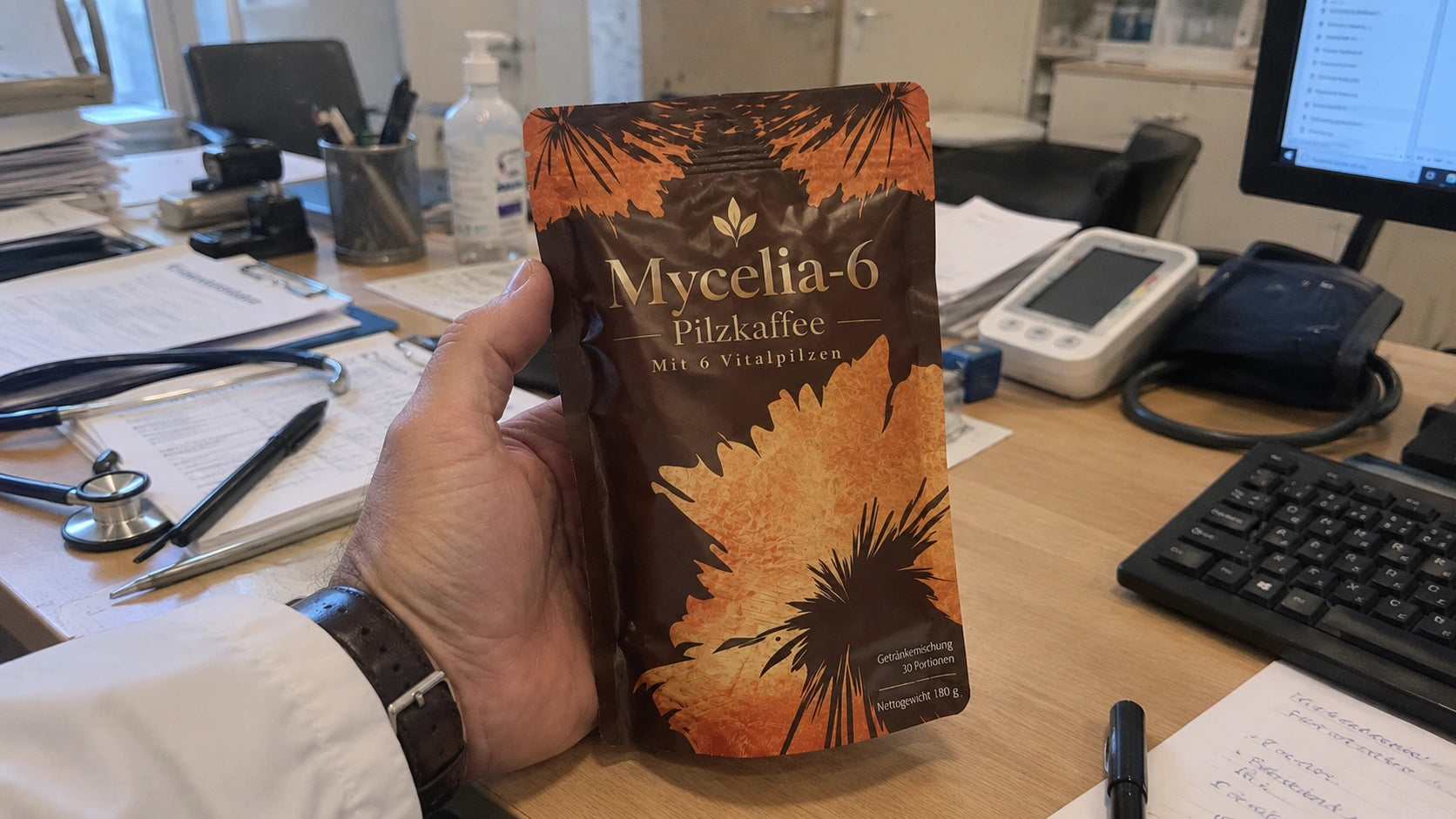 Ein Mann hält in seinem Garten eine Packung Knovita und eine Weichkapsel